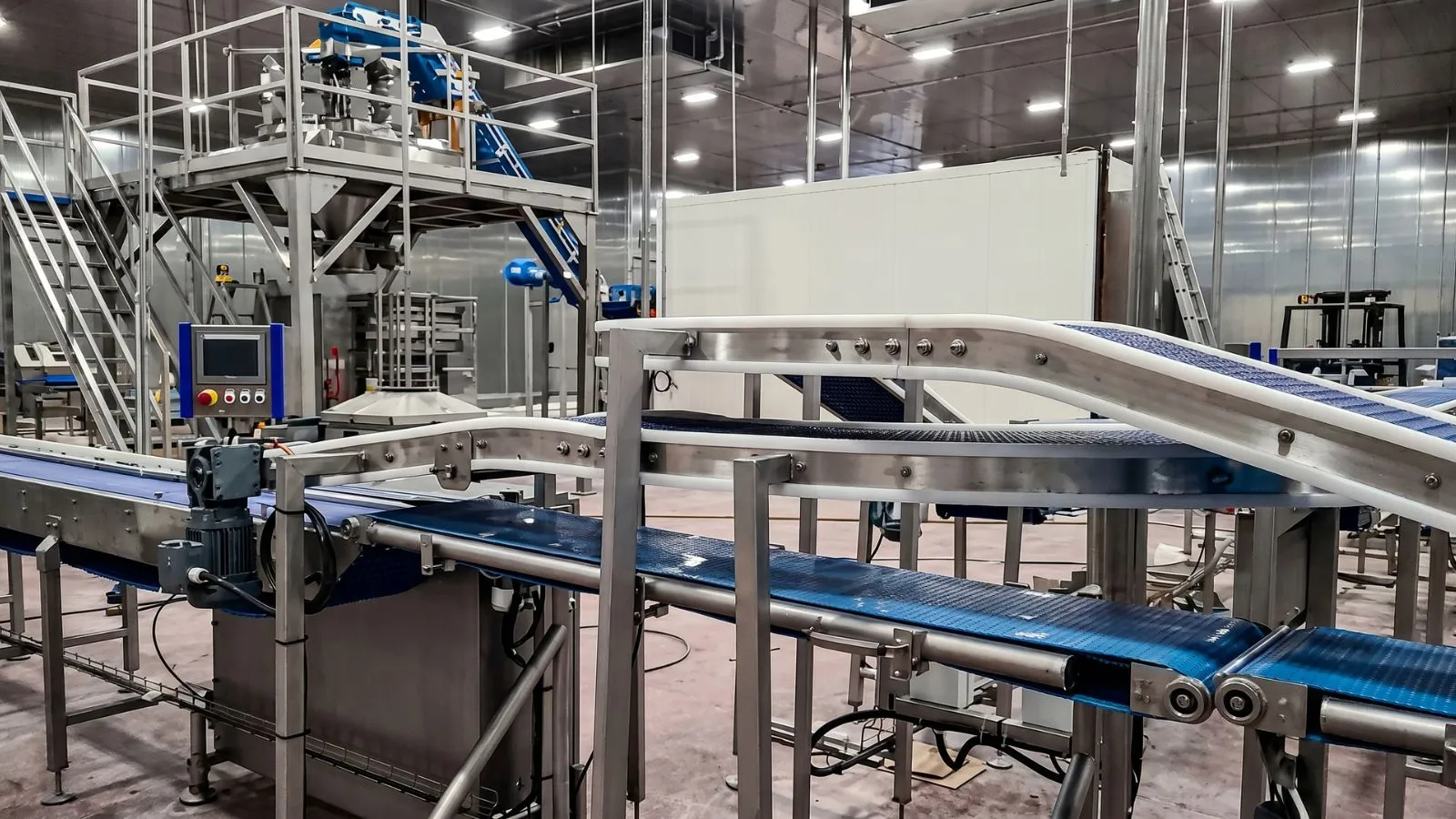 Förderstrecken und Bedienpult in einer Produktionshalle